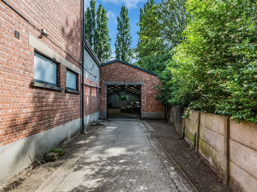 Intelprijs vanaf 695.000 Euro. Elk bod wordt ernstig overwogen.<br />
Deze veelzijdige halfopen bebouwing biedt een unieke combinatie van wonen, werke