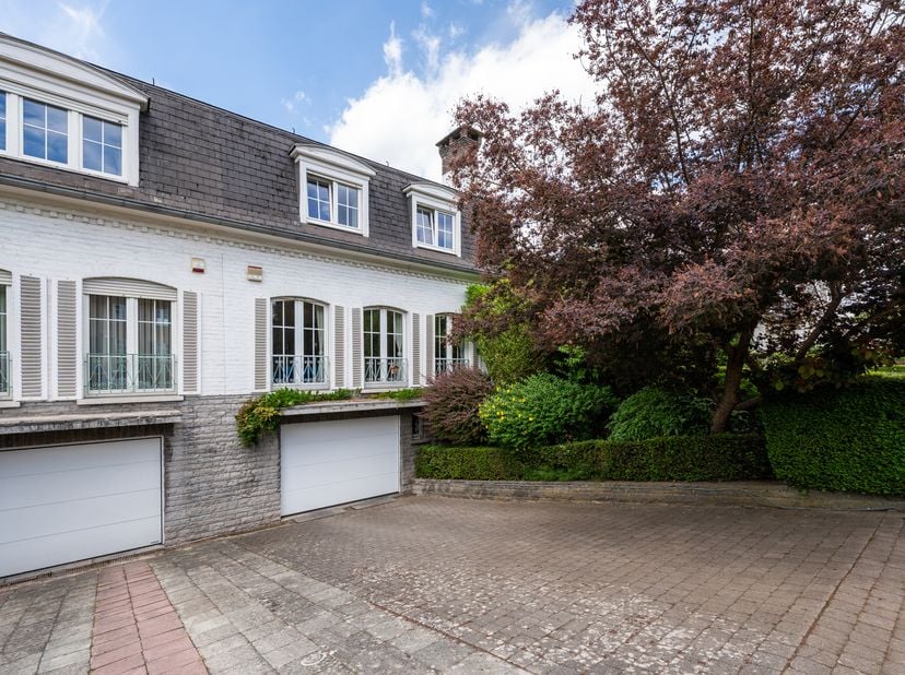 WOLUWE-SAINT-PIERRE, dans le quartier très recherché proche de Stockel, Maison spacieuse (4ch/2sdb) de +/- 285m² construits sise sur un terrain de +/-