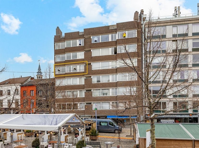 Dit appartement is gelegen op de vierde verdieping van een gebouw aan de Hopmarkt 3 bus 4 in Aalst, pal in het historische en levendige hart van de st