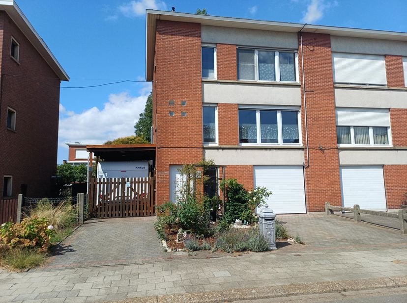 Deze halfopen bel-etage combineert een zee aan ruimte (208 m² woonopp. en 269 m² grondopp) met een uitstekende EPC score op een toplocatie. Dankzij de