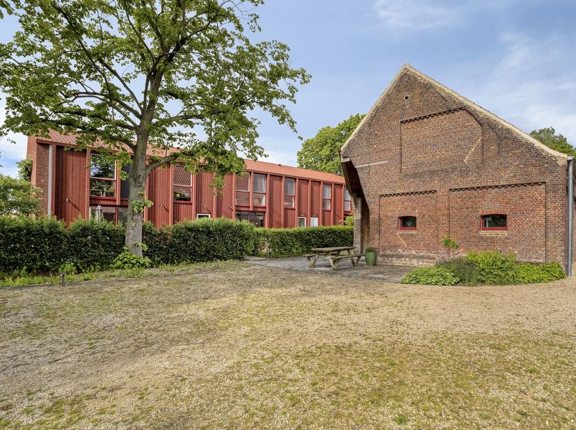 Een rijwoning uit 2022 in Olen, gebouwd in massief kruislaaghout (CLT), wat een aangenaam binnenklimaat geeft: stil en zeer energiezuinig. BEN-woning,