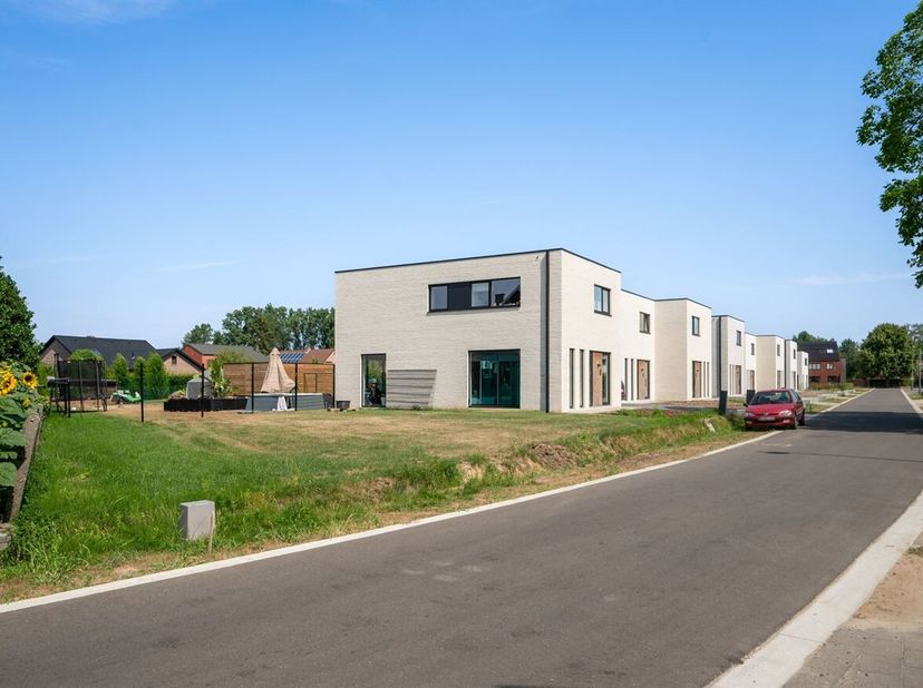 Eigentijds wonen in een kleinschalig BEN-project<br />
Dit stijlvolle nieuwbouwproject omvat moderne halfopen BEN-woningen waar hedendaagse architectu
