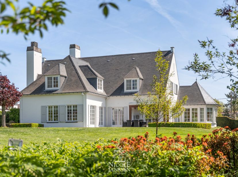 Dit verzorgd landhuis combineert tijdloze elegantie met hedendaags comfort. De woning biedt een royale bewoonbare oppervlakte, hoogwaardige afwerking