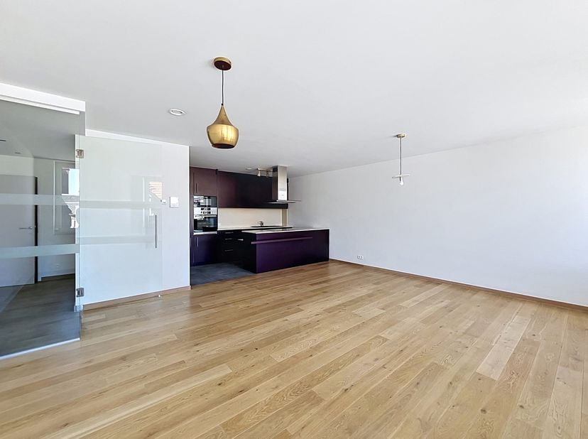 Dit appartement, dat in 2019 volledig is gerenoveerd, ligt vlak bij de Kunstberg en het Centraal Station en heeft een bijzonder gunstige ligging, met