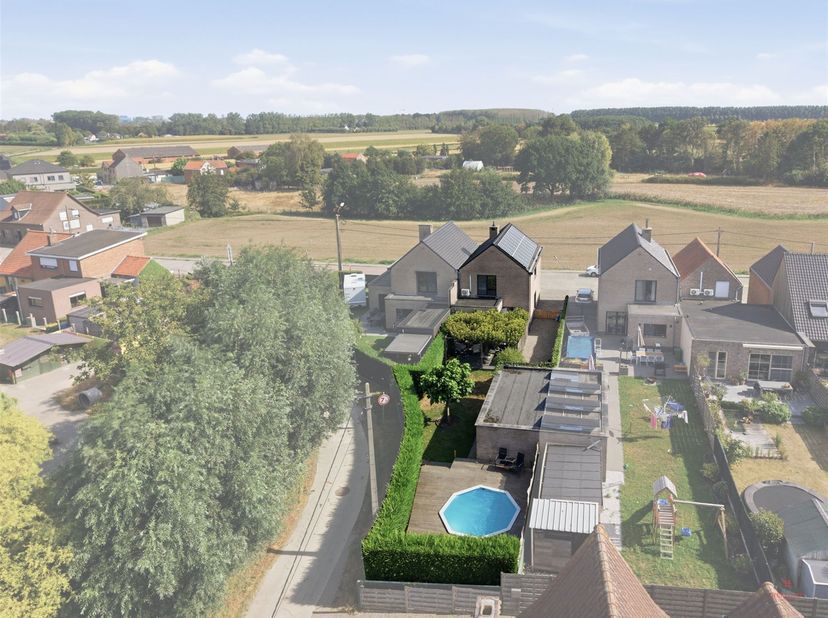Ruim wonen in een rustige omgeving, met zicht op de velden én een verwarmd zwembad?<br />
<br />
Ontdek deze goed onderhouden halfopen gezinswoning
