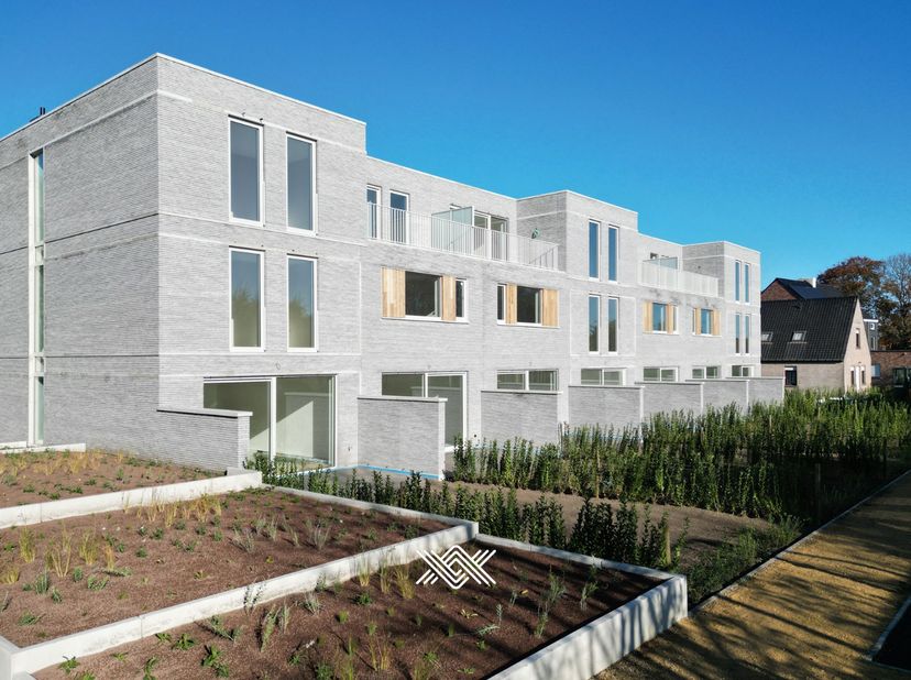 Deze koppelwoning van 180 m² bestaat uit drie bouwlagen met op het gelijkvloers een inkomhal met gastentoilet uitkomende in de woonkamer met open keuk