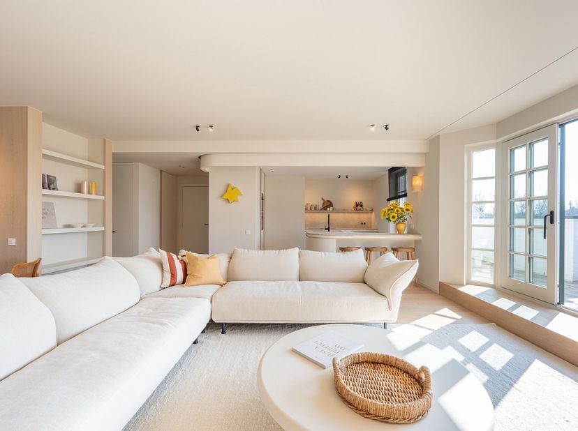High-end gerenoveerd hoekappartement in het prestigieuze domein Tennis Gardens, vlakbij het strand en de zee - een privé park van +/- 5 hectare. Indel