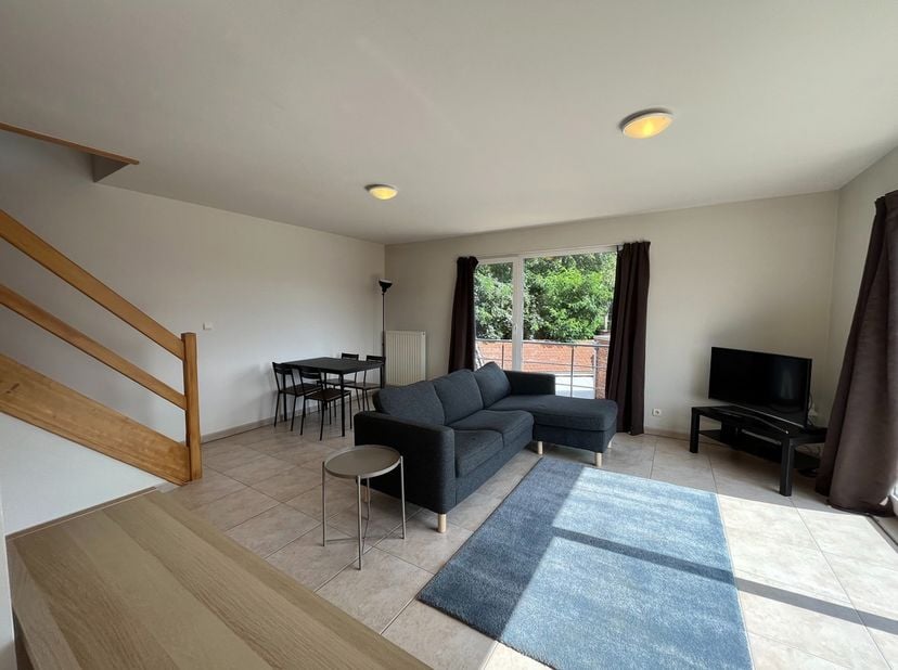 Dit lichtrijke en volledig gemeubileerde duplex-appartement in het hart van Kessel-Lo is beschikbaar vanaf 1 oktober. Het appartement ligt op de tweed