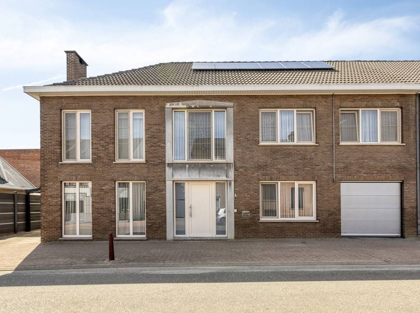 Bent u op zoek naar een gezellige, instapklare woning op een goede locatie? Dan is deze gezinswoning, gelegen aan de Schepenenlaan 6 in Bilzen-Hoeselt
