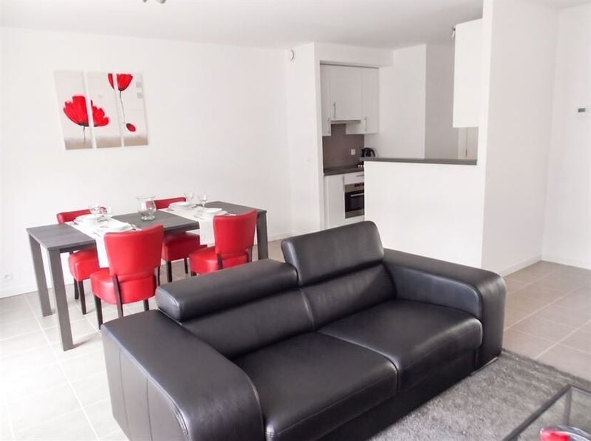 Description: appartement situé au 5ème étage dans une construction récente,  meublé avec beaucoup de goût, à deux pas de la place du Luxembourg et des