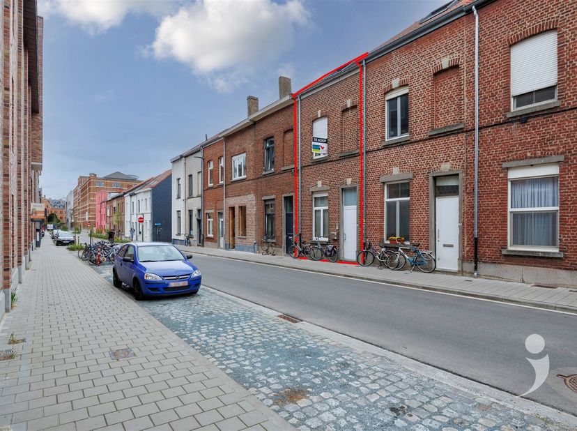 Vous êtes à la recherche d'une propriété de rendement au cœur de Louvain ? Alors cette maison d'étudiant avec 3 studios est faite pour vous ! Idéaleme