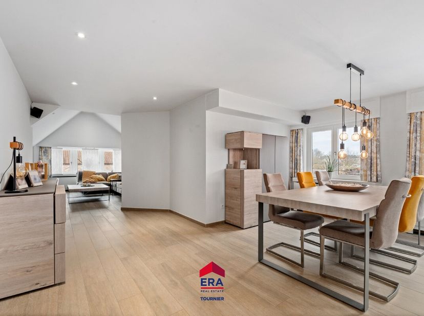 Veelzijdige eigendom met ruime mogelijkheden voor wonen, werken of zorg aan huis Deze ruime en energiezuinige eigendom (EPC B) biedt een uitzonderlijk