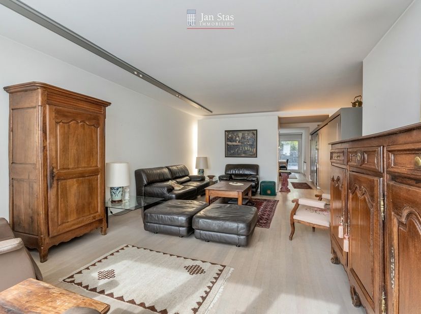 Dit ruime appartement ontstond uit het samenvoegen van 2 appartementen en onderging een zeer grondige renovatie. Er werd gewerkt met kwalitatieve mate