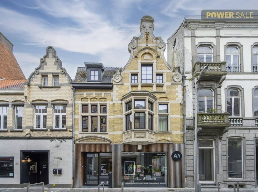 Au centre d'Izegem, nous vous offrons une opportunité unique : un manoir majestueux, construit en 1918, avec un espace commercial spacieux au rez-de-c