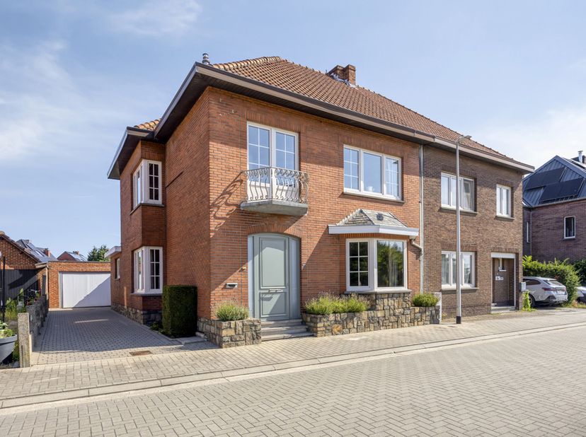 STATIGE ,TE RENOVEREN HALFOPEN BEBOUWING MET 3 SLAAPKAMERS OP EEN PERCEEL VAN 4A 77CA TE KURINGEN (HASSELT)<br />
Niet ver van het bruisende centrum v
