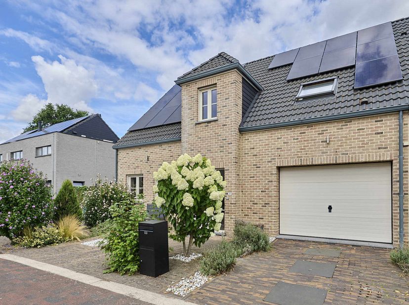 Zeer goed gelegen gezinswoning met 4 slaapkamers, een goed EPC en een inpandige garage in Hechtel. Deze woning met 2008 als bouwjaar bevindt zicht in