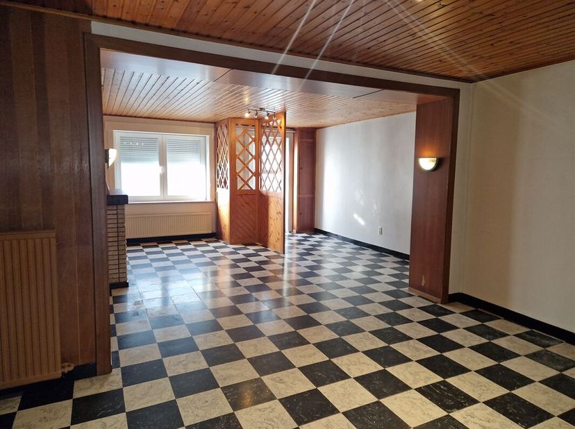 Aantrekkelijk halfvrijstaand huis in het hart van Basècles, dicht bij de hoofdwegen en alle voorzieningen.<br />
De woning heeft ongeveer 100 m² woono