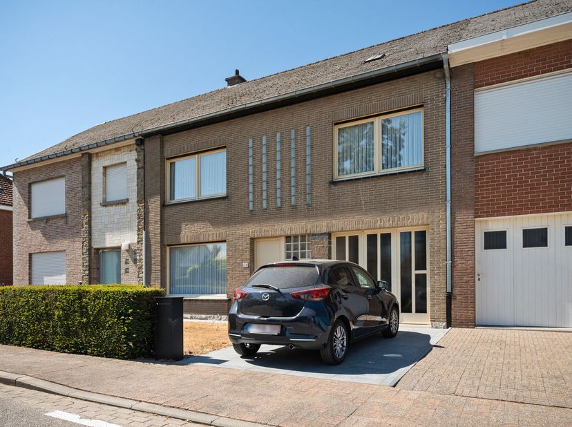Kloeke woning met prachtig verzicht te koop in Moorsele!<br />
We betreden de woning via de inkomhal en komen terecht in de gezellige leefruimte met e