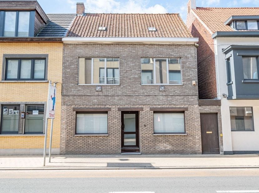 VRAAGPRIJS 199.000,00 euro!<br />
<br />
Ruime, instapklare rijwoning in het centrum van Oostrozebeke, op wandelafstand van scholen, openbaar vervoer,