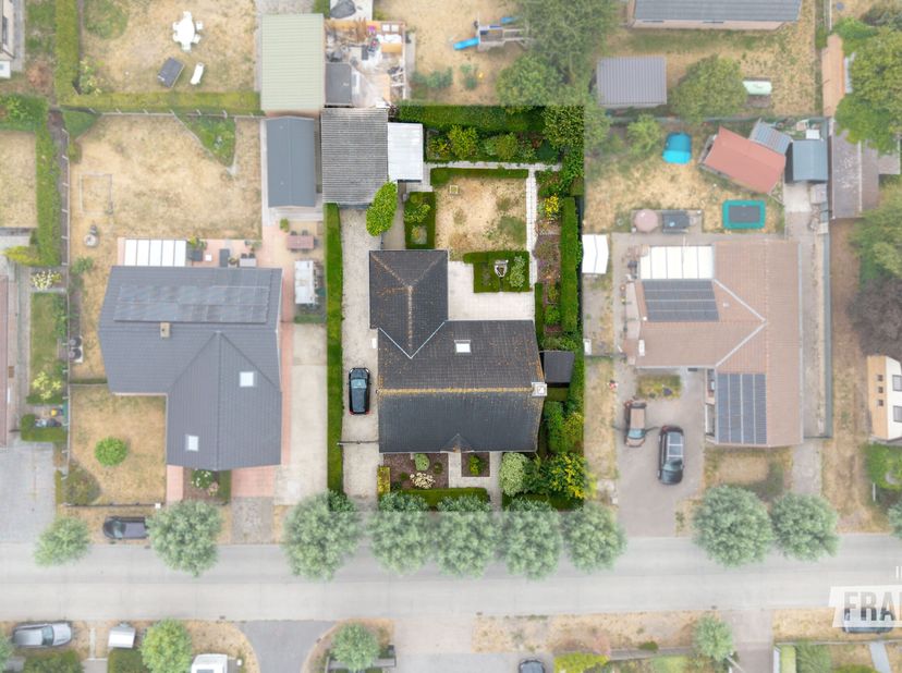 In de rustige Bremstraat 12 te De Haan  Vosseslag bevindt zich deze ruime en instapklare woning op een prachtig perceel van maar liefst 605 m². Dankzi