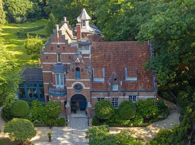 Landhuis 't Wit Kruis is gelegen op de grens Schilde/Schoten, aan de rand van villawijk het koningshof.<br />
<br />
Stap binnen in het elegant hist