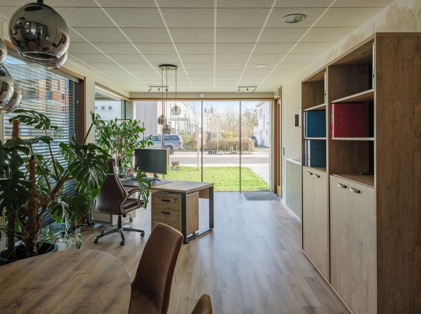 Gelijkvloers appartement met commerciële bestemming en private buitenruimte!<br />
<br />
In de residentie Salta, langs de Evergemsesteenweg in Wondel