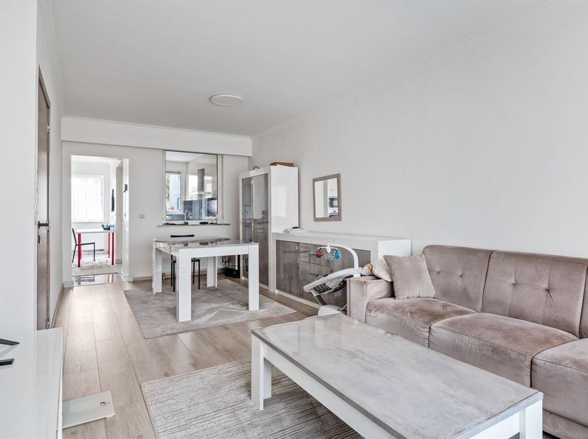Ligging: Deze recent gerenoveerde woning is gelegen in de Zonnedauwstraat 12, een rustige en aangename woonstraat in Wilrijk. De ligging combineert ru