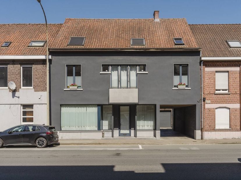 Voorbij de klassieke gevel (1900) in het dorpscentrum van Olsene (nabij E17) open je de deur van een verrassend ruime hedendaagse woning.  De bescheid