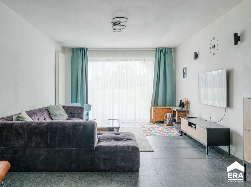 Instapklare gezinswoning met 4 slaapkamers (5 mogelijk) en tuin met dubbel terras, gelegen in een rustige doodlopende straat nabij het centrum van As.