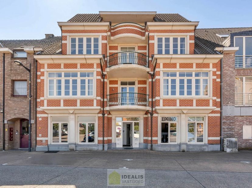 IDEALIS VASTGOED - KANTOORRUIMTE MET TAL VAN MOGELIJKHEDEN OP EEN TOPLOCATIE IN HET CENTRUM VAN PAAL (BERINGEN) IN EEN KARAKTERISTIEK PAND! Deze kanto