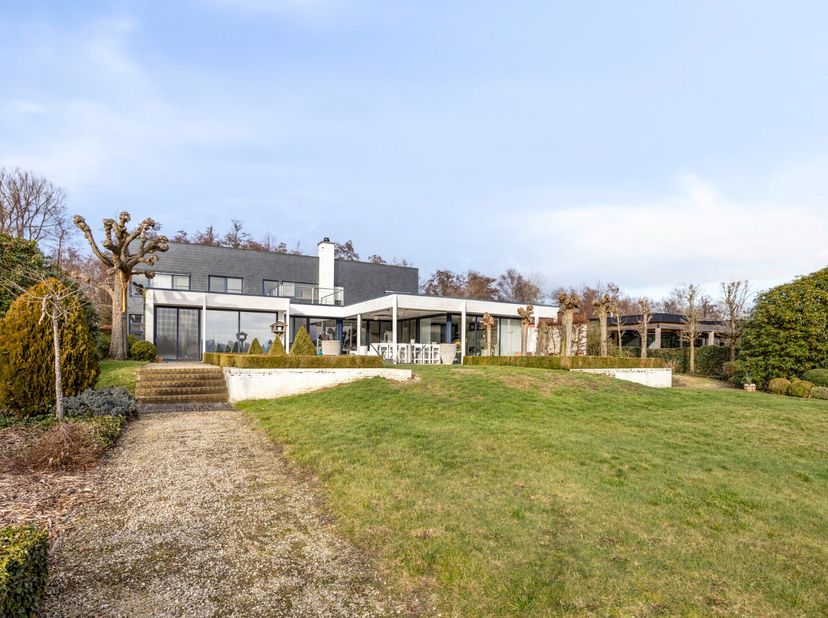 Droomt u ervan om elke dag het vakantiegevoel te ervaren en te wonen aan een prachtig privémeer van maar liefst 95 hectare, op een bijzonder gegeerde