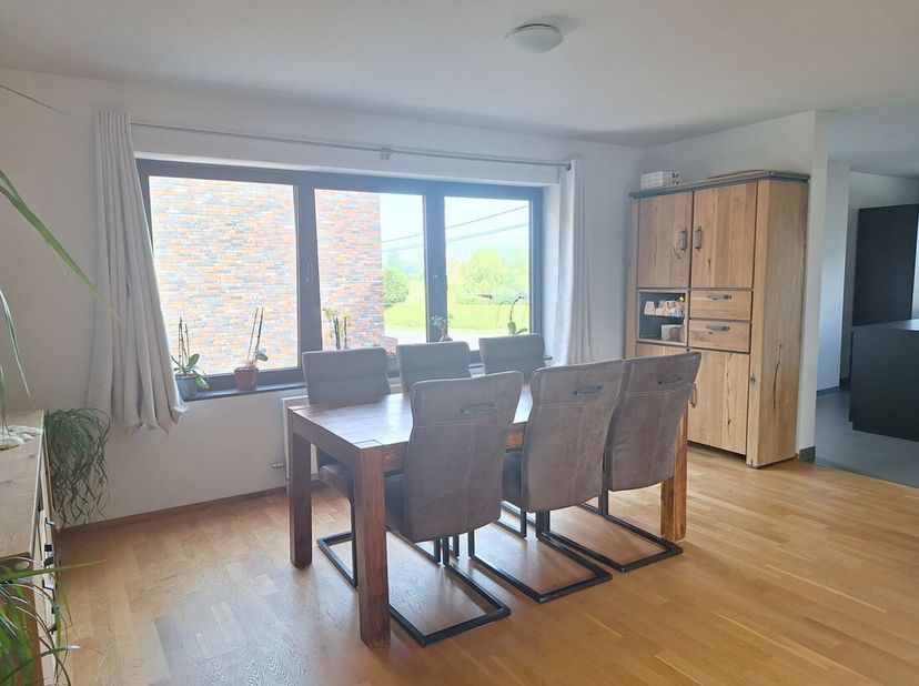 Een ruim, stijlvol duplex appartement op wandelafstand van het centrum van Diepenbeek.<br />
Dit appartement beschikt over twee slaapkamers, een inger
