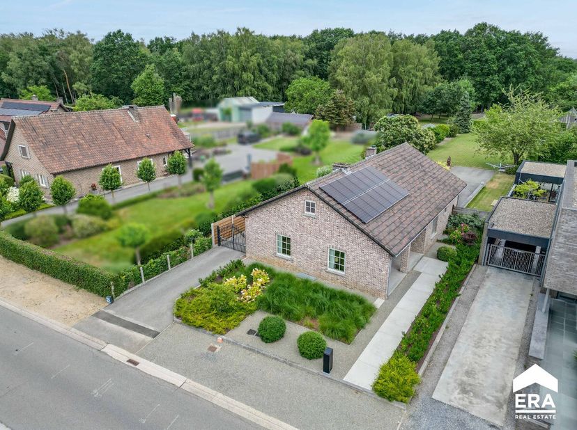 Te koop: knap gerenoveerde open bebouwing in Oudsbergen, gelegen in een groene en landelijke omgeving met prachtig vrij zicht achteraan. Deze instapkl
