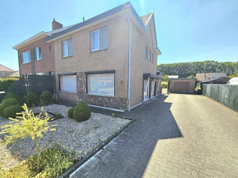 Deze mooie gezinswoning is als volgt ingedeeld:ruime inkomhal, apart toilet met handenlavaboruime woon-en eetkamer met openhaardruime keuken met recht