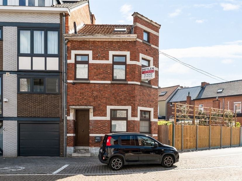 Instapklare woning met 3 slaapkamers<br />
Gelegen aan de Ertbeekstraat bevindt deze charmante woning zich op een vlotte en centrale locatie in Hassel