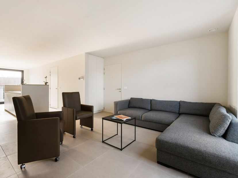 Ontdek dit prachtige gelijkvloerse BEN-appartement in het rustige en groene Oosteeklo. Het appartement is royaal ingedeeld en beschikt over grote raam