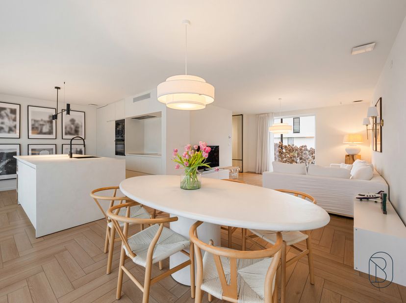 Bezoekmoment dinsdag 17/02 van 16h tot 18h30!<br />
Te koop: prachtig ingerichte recente, energiezuinige woning op topligging en wandelafstand van het