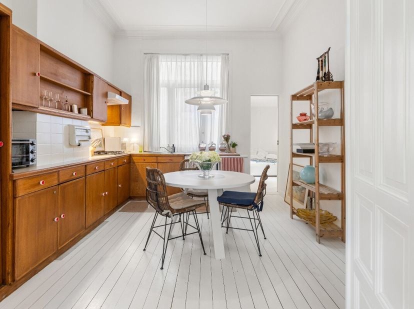 À vendre : appartement de caractère dans le quartier Belle Époque dOstende, à quelques pas de la digue et de la plage. Cet appartement fermé, composé