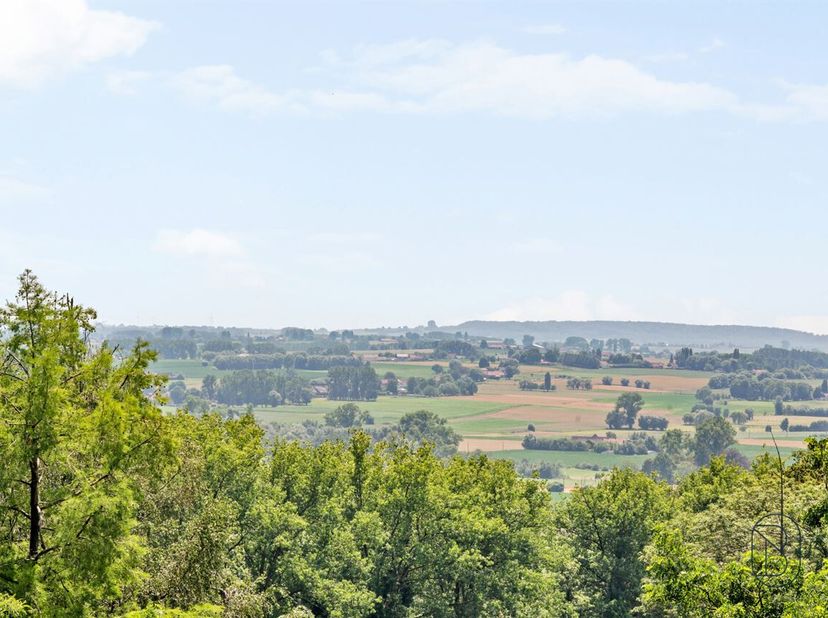 Ce terrain à bâtir de 994m² est magnifiquement situé au pied du Kluisbos, bénéficiant dune superbe VUE.<br />
Beaucoup de potentiel.<br />
Permis disp
