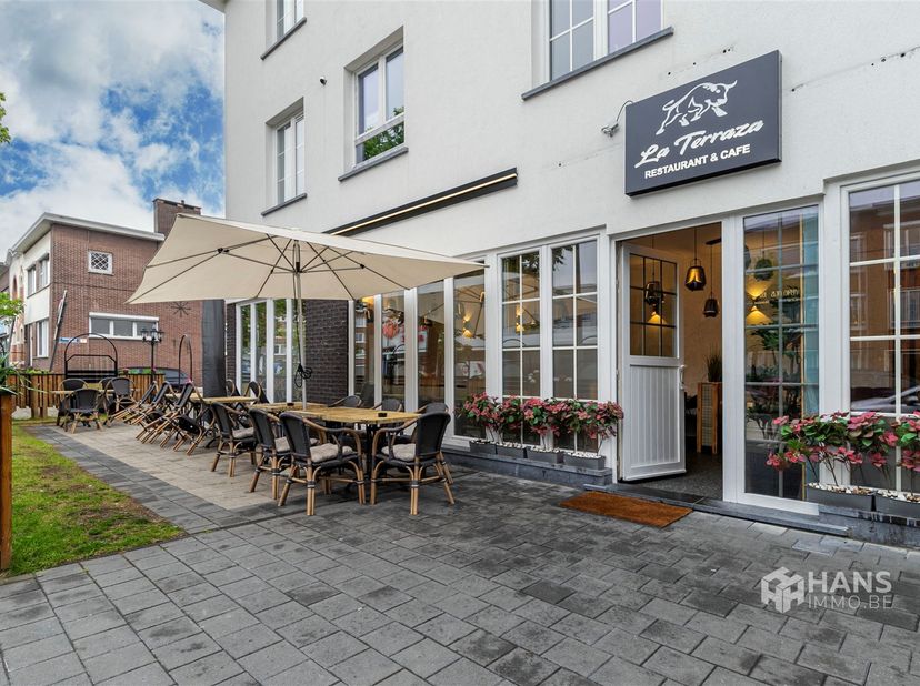 Location d'un rez-de-chaussée commercial (100 m²) à Wilrijk.<br />
Grâce à sa situation centrale près du centre du village, ce commerce bénéficie d'u