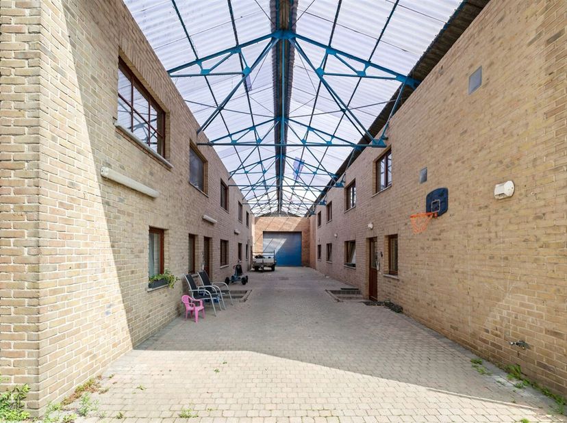 6 kantoorunits te koop elk 142 m²<br />
EPC-labels: 5 units EPC B, 1 unit EPC A<br />
Het kantoorgebouw bestaat uit 3 verdiepingen met telkens 2 units