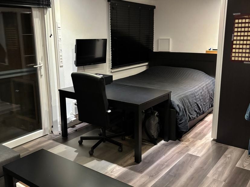 ENKEL VOOR STUDENTEN: Deze gezellige en volledig gemeubelde studio is gelegen in de Parijsstraat 69A bus 0201, op een uitstekende locatie in het centr