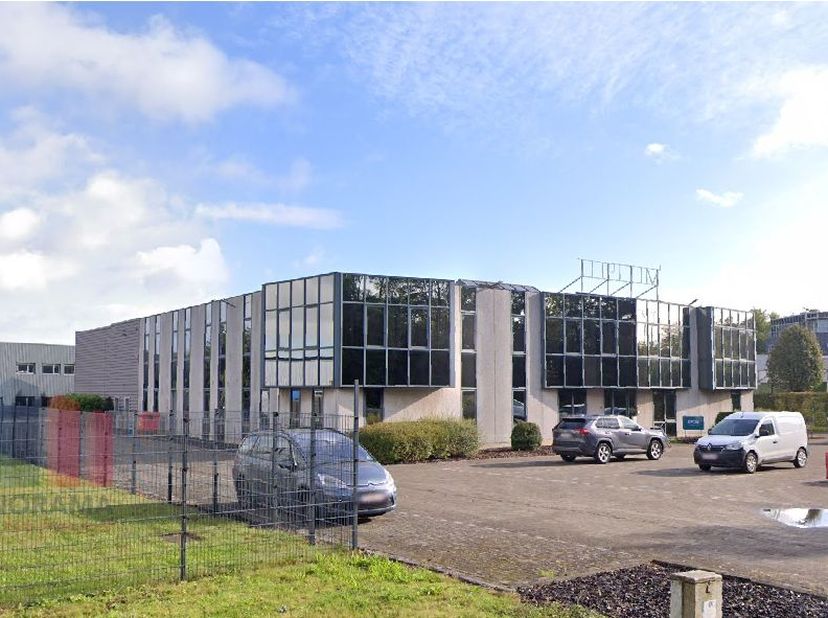 Bureau de 800 m² et espace de stockage de 140 m² à louer.<br />
Idéalement situé et facilement accessible via l'E40 et la N2, avec des liaisons rapide