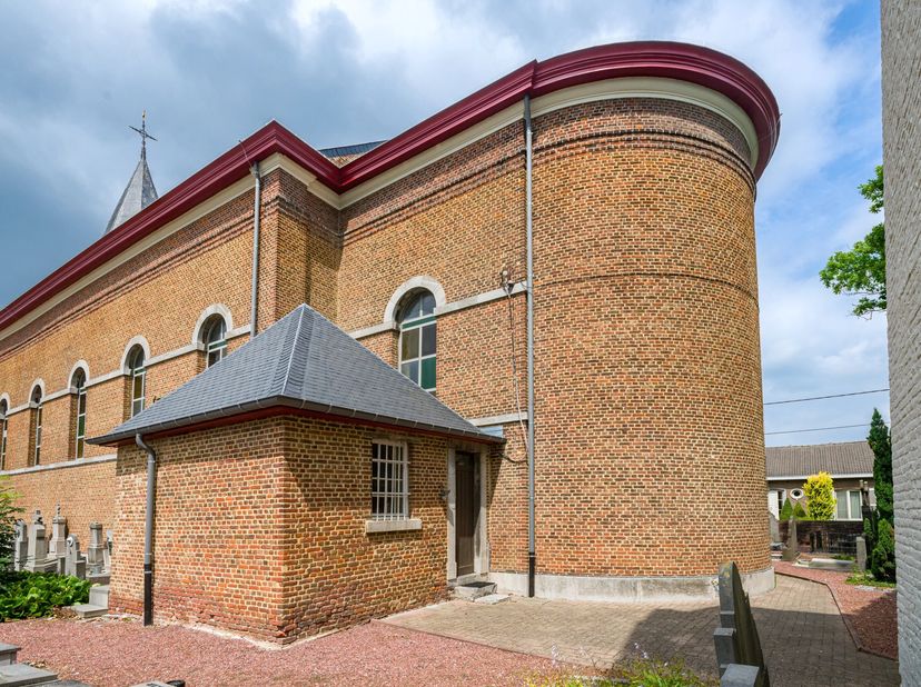 Deze voormalige kerk is gelegen aan de Suskesstraat 8 in Vechmaal en biedt tal van mogelijkheden voor wie op zoek is naar een pand met karakter en uit