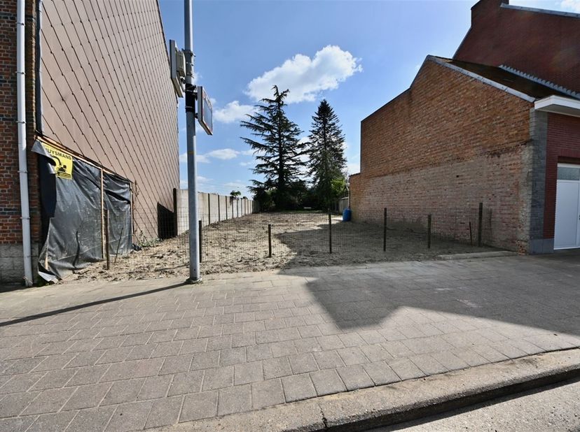 Bouwgrond 4a 47ca te koop voor gesloten bebouwing met zuidoostelijke oriëntatie. <br />
<br />
De bouwbreedte van de woning bedraagt 7m00.<br />
De