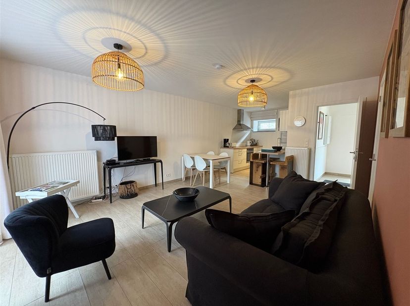 MCA Immobilier vous propose cette charmante maison 2 façades d’une superficie de 99 m², idéalement située dans le village de Tohogne, dans un environn