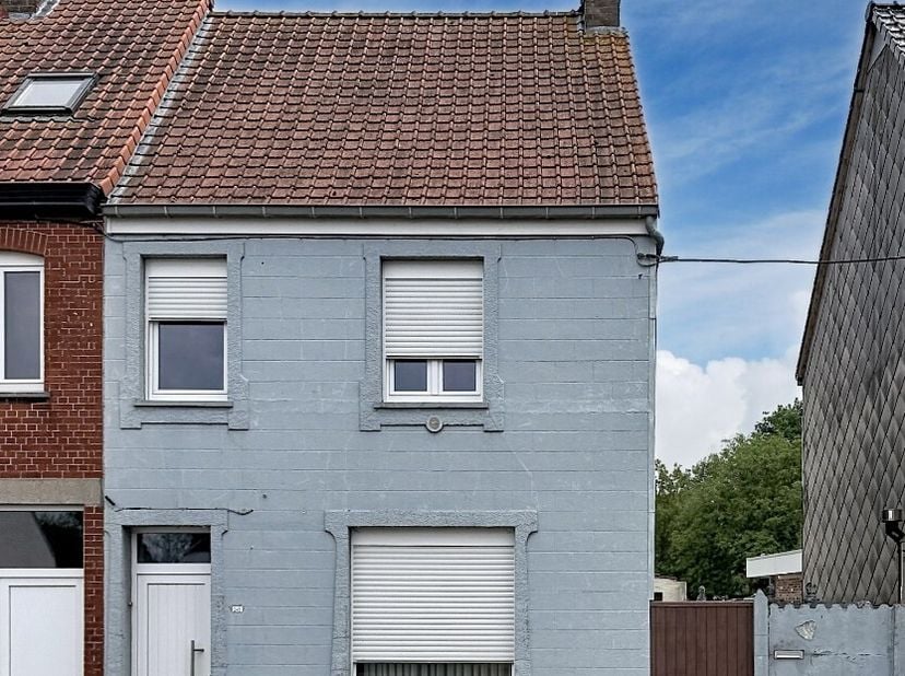 Deze woning is gelegen op een grondoppervlakte van 519 m² en bestaat uit: hall - living - keuken - badkamer - toilet - veranda - berging - terras - tu