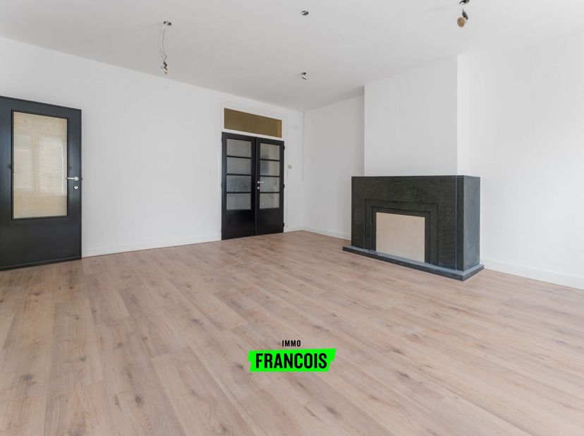 Avertissement: ce message a été traduit automatiquement<br />
Cet appartement prêt à l'emploi est situé dans une rue secondaire reliant le Zeedijk au