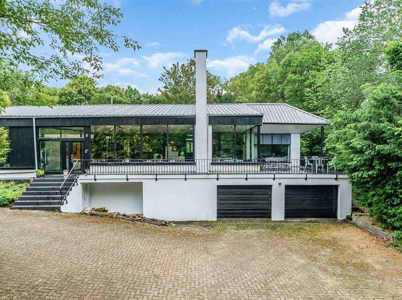 Située au 101 Motbroekstraat à Tielt-Winge, cette maison spacieuse et pleine de caractère bénéficie d'un emplacement unique au cœur de la verdure. La