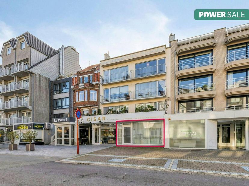 In het commerciële centrum van Koksijde-Bad vinden we dit gelijkvloers appartement met 2 slaapkamers te koop. Op wandelafstand van zee! <br />
<br />